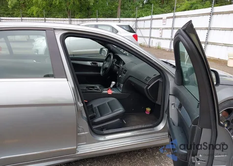 2008 Mercedes-Benz C 300 Luxury 4Matic/Sport 4Matic из США, поврежденный, VIN WDDGF81X68F108385